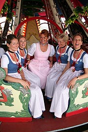 Festleiterin und Tourismusdirektorin Dr. Gabriele Weishäupl führte durch ausgewählte Attraktionen wie hier die Krinoline (Foto: Martin Schmitz)